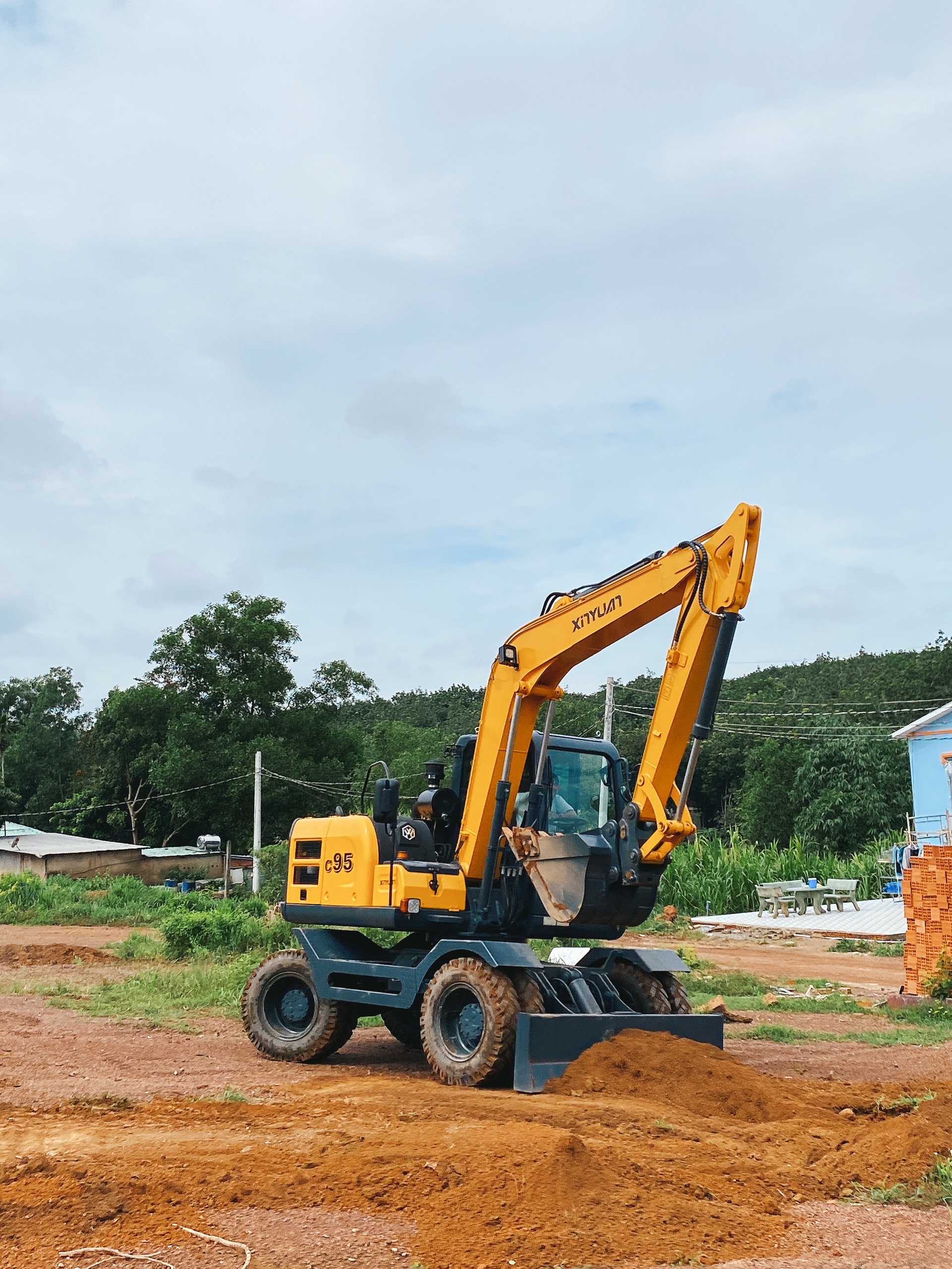 Máy Xúc Đào Xinyuan C95W